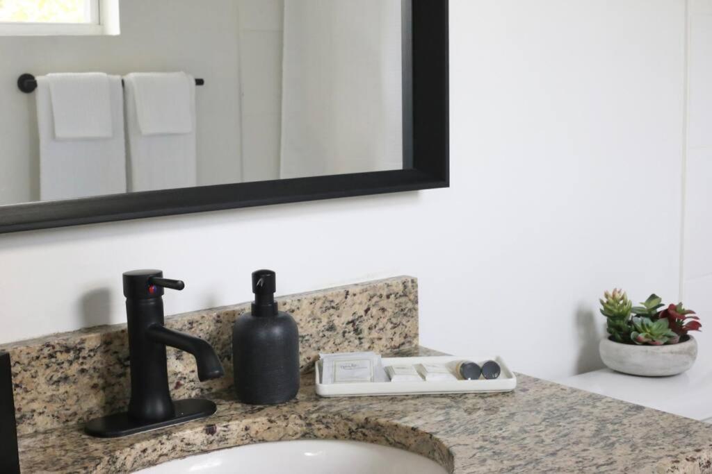 Sanctuary Gainesville Bright 2 Bedroom King Condo ภายนอก รูปภาพ